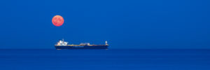 Cargo sous la pleine lune sur la Mer Baltique à Skagen au Danemark.