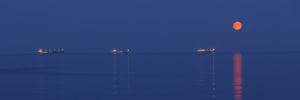 Bateaux la nuit sur la Mer Baltique.