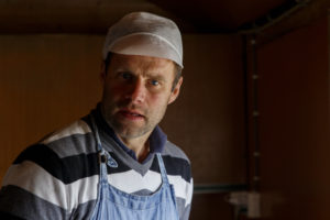 Portrait d'un homme, fromager, avec une casquette à l'alpage de Nupshadlene en Norvège