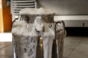 Un bidon déborde de mousse de lait à l'lpage de Nupshadlene en Norvège