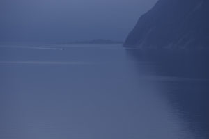 Paysage de fjord à la tombée du jour et sous la pluie, en Norvège