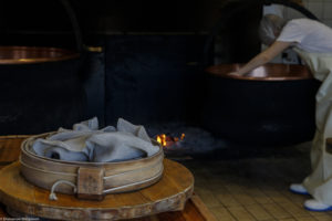 La toile de lin, le moule en bois, le chaudron en cuivre, le feu de bois, la fromagerie de la ferme Chez Valentin à Foncine-le-Haut