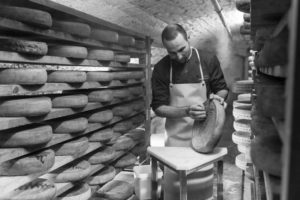 Marc Janin, crémier-affineur, soigne ses fromages dans sa cave d’affinage à Champagnole dans le Jura.