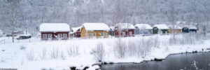 Maisons colorées sous la neige dans le village de Rjukan, en Norvège.