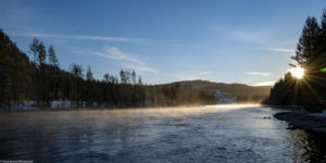 Brume sur une rivière en hiver près de Notoden en Norvège