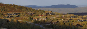 Paysage de montagne. "Cabines". Les résidences secondaires des norvégiens citadins. Austbygde, Norvège.