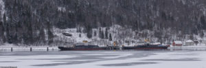 Bateaux sur le lac Tinnsjå gelé près de Mael en Norvège