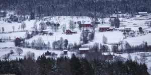 Maisons colorées sous la neige dans le village d'Austbygde en Norvège.