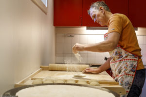 Une femme, boulangère, saupoudre de farine la pâte du flatbrød, pain plat traditionnel norvégien à Austbygde en Norvège.