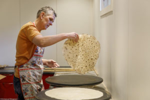 Une femme, boulangère, cuit le flatbrød, pain plat traditionnel norvégien à Austbygde en Norvège.