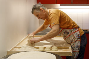 Une femme, boulangère, étale la pâte du flatbrød, pain plat traditionnel norvégien à Austbygde en Norvège.