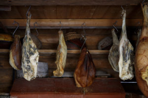 Viandes séchée, jambon et fenalår, gigot d'agneau séché, dans le stabbur, grenier traditionnel norvégien en bois, à Austbygde en Norvège.
