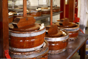Moules en bois et presse traditionnelle pour le pressage et l'égouttage du fromage traditionnel Boeren Goudse Oplegkaas à Rijpwetering aux Pays-Bas.