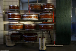 Moules en bois et bottes blanches de fromager dans une fromagerie à Rijpwetering aux Pays-Bas