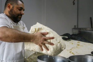 Un homme, fromager, moule un fromage traditionnel "Colonia" à la ferme Il Ticino à Nueva Helvecia dans le département de Colonia en Uruguay.